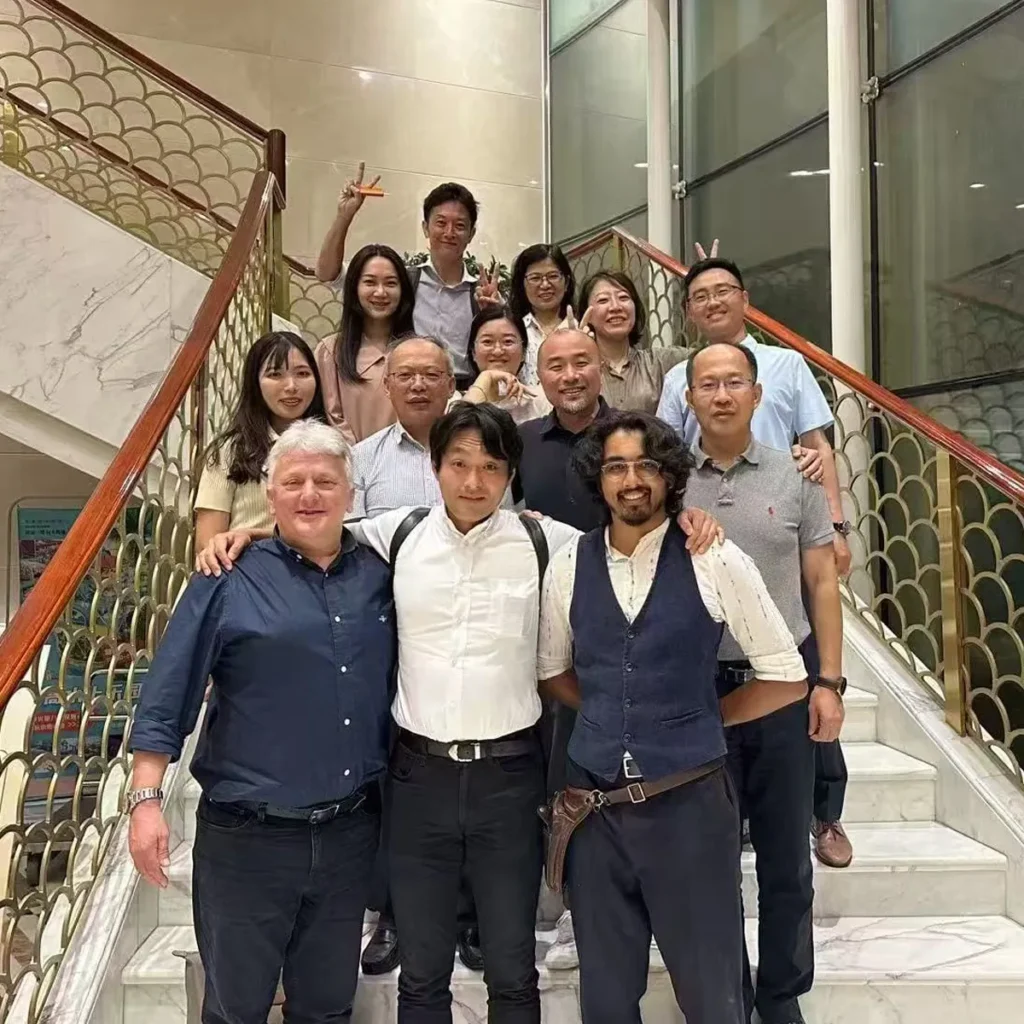 Il team di EHEC in piedi su una scalinata